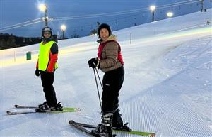 2 people on skiis